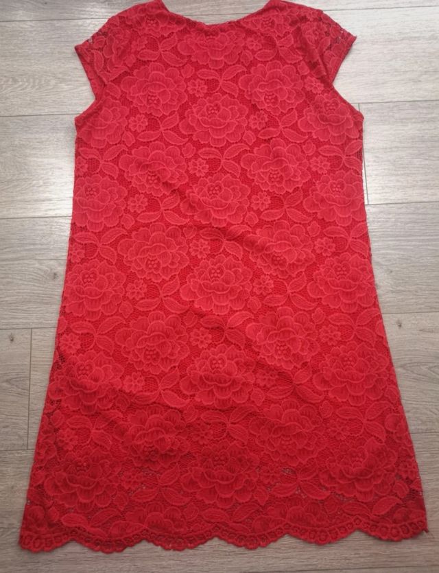 Vestido vermelho com renda