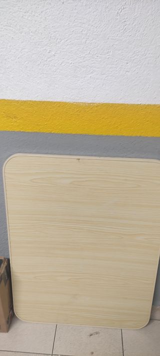 Piccolo tavolo con gambe allungabili.