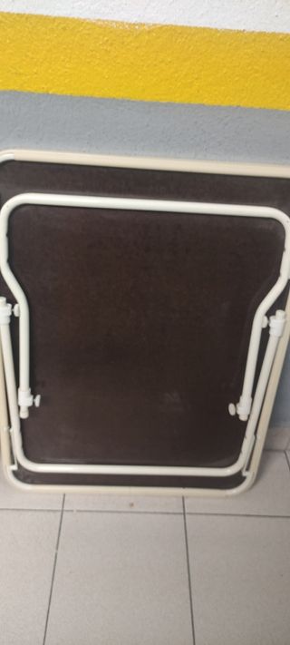 Piccolo tavolo con gambe allungabili.