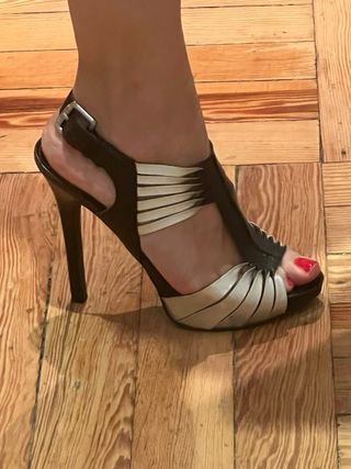 Sandalias de tacón negro y plata GUESS