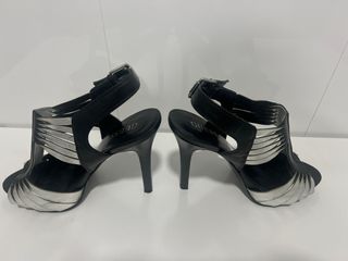 Sandalias de tacón negro y plata GUESS