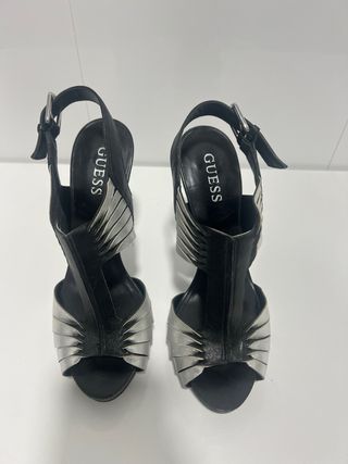 Sandalias de tacón negro y plata GUESS