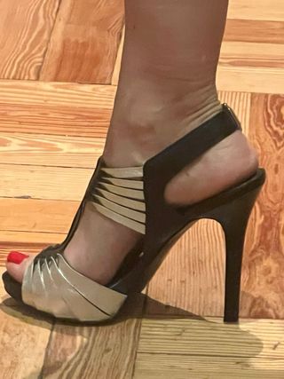 Sandalias de tacón negro y plata GUESS