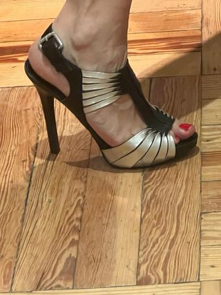 Sandalias de tacón negro y plata GUESS