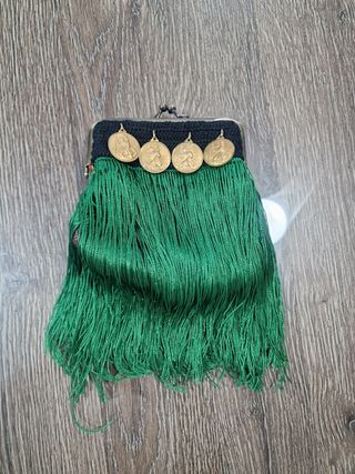 Bolso pequeño tipo clutch con monedas