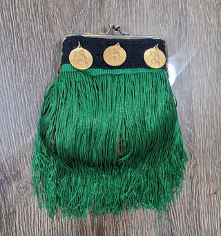 Bolso pequeño tipo clutch con monedas