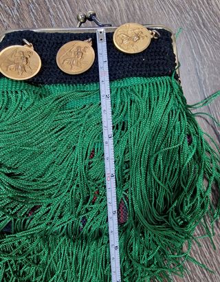 Bolso pequeño tipo clutch con monedas