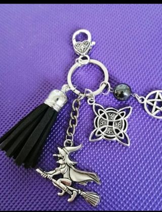 Colgante llavero con nudo de bruja