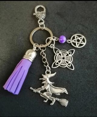 Colgante llavero con nudo de bruja