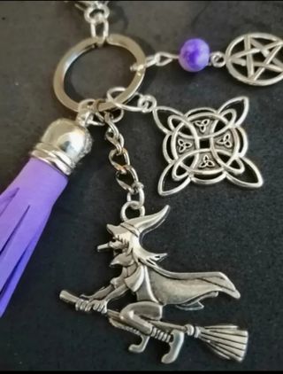 Colgante llavero con nudo de bruja