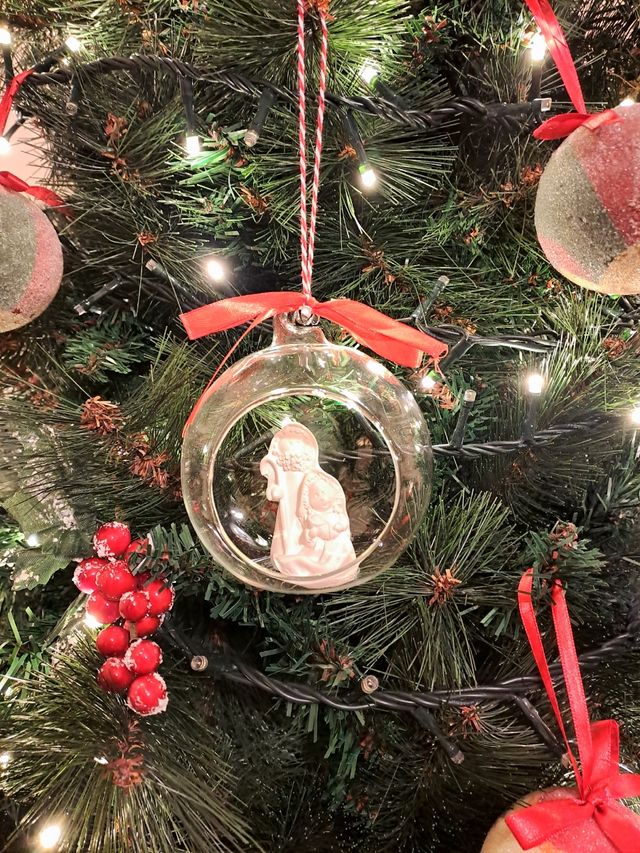 Palla in vetro natalizia con natività