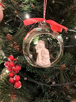 Palla in vetro natalizia con natività 
