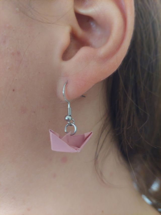 Pendientes de papel hechos a mano.