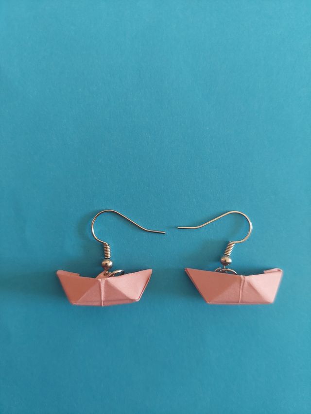 Pendientes de papel hechos a mano.