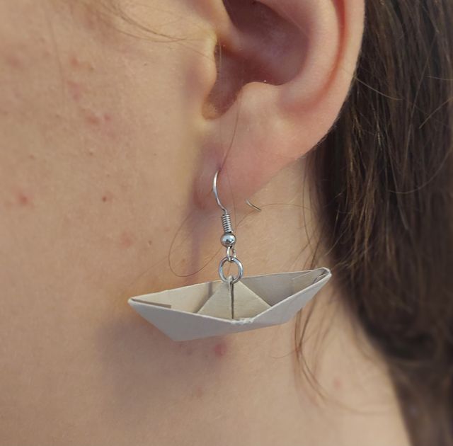 Pendientes de papel hechos a mano.