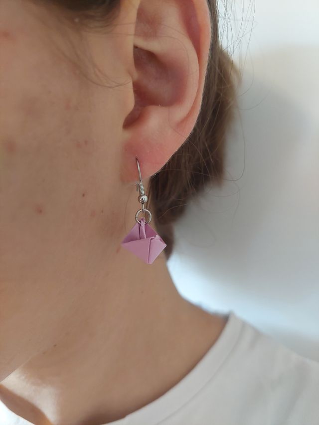Pendientes de papel hechos a mano.