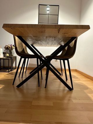 SOLO MESA DE MADERA, SILLAS VENDIDAS!