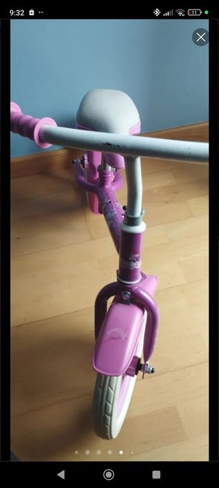 Bicicleta sin pedales de niña