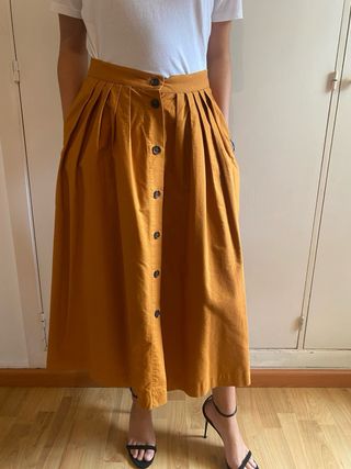Falda midi color camel botones
