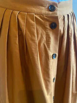 Falda midi color camel botones