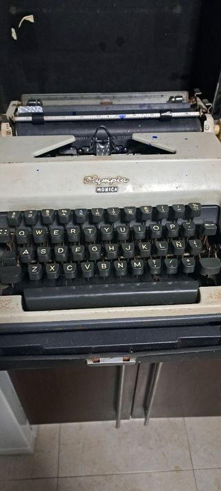 maquina de escribir antigua