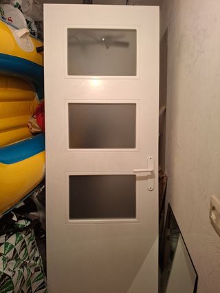 Puerta de madera y cristalera