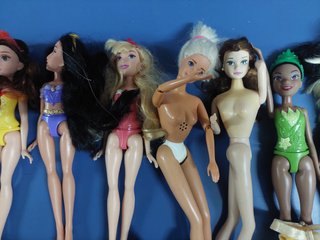 Muñecas figura barbie y princesas disney