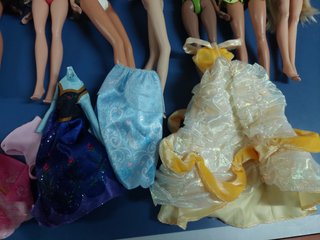 Muñecas figura barbie y princesas disney