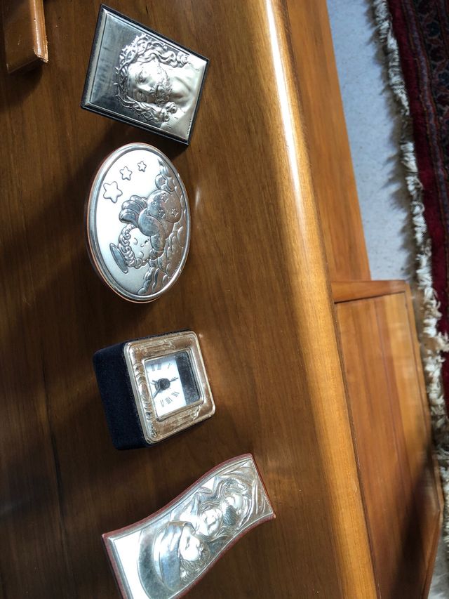 Quattro graziosi oggetti con lamina argento