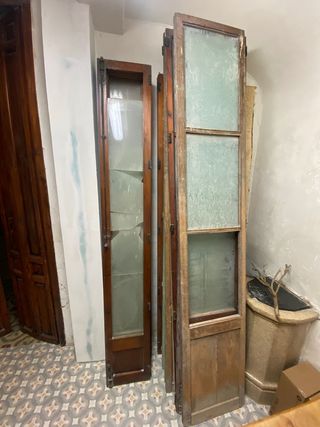 Ventanas y puertas de madera antiguas
