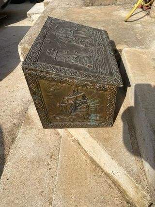 Bauletto di legno rivestito con lastre di rame 