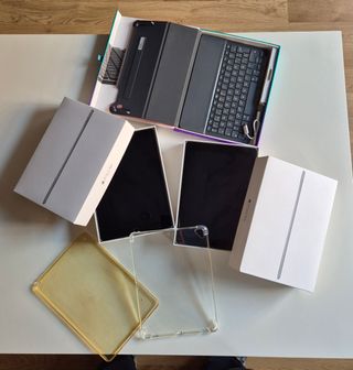 NEGOCIABLE Lote 2 Ipad Air con accesorios