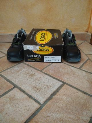 Un paio di scarpe antinfortunistiche