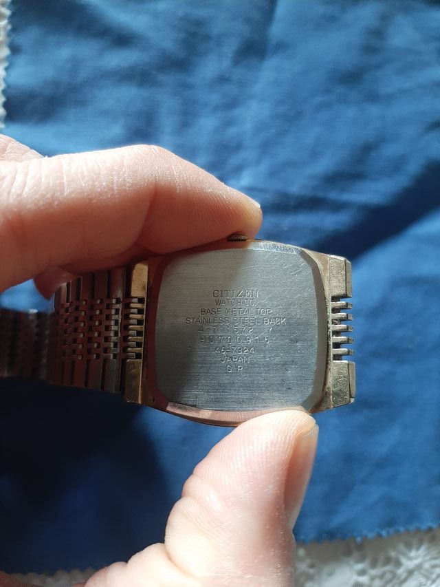 Orologio vecchio danneggiato