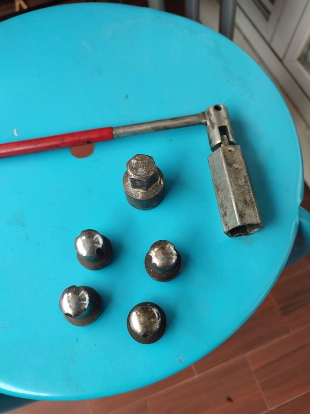 Juego tuercas antirrobo ruedas 