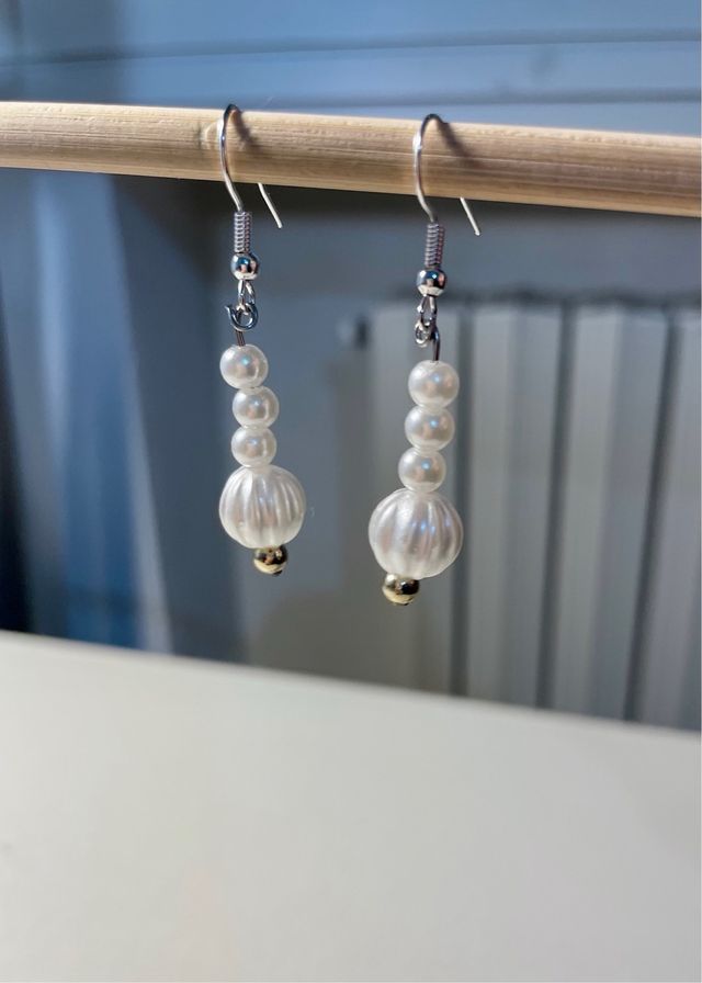 Orecchini pendenti con perle