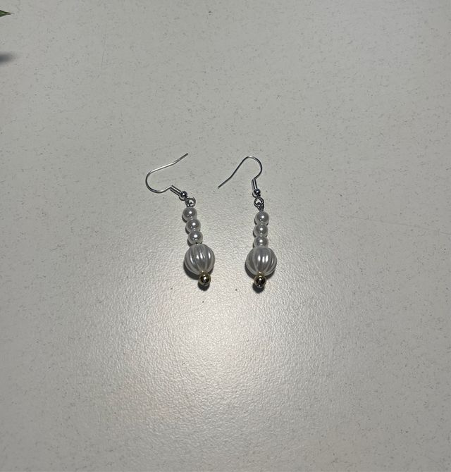 Orecchini pendenti con perle