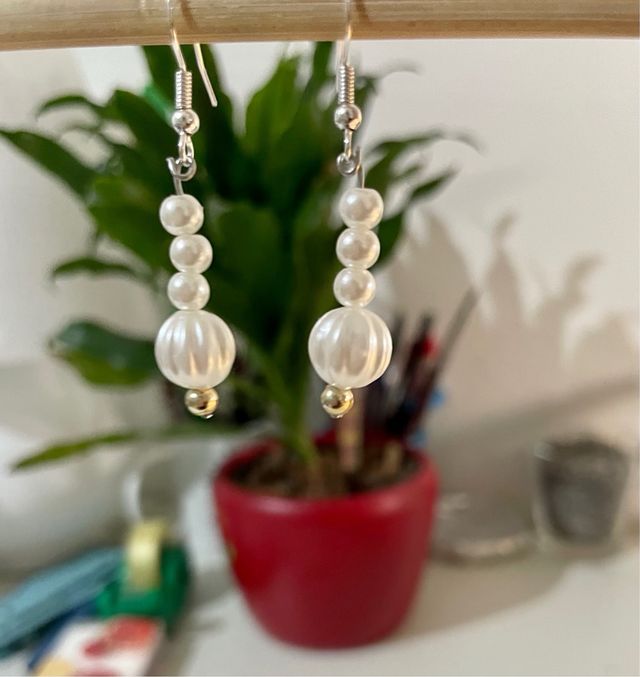 Orecchini pendenti con perle