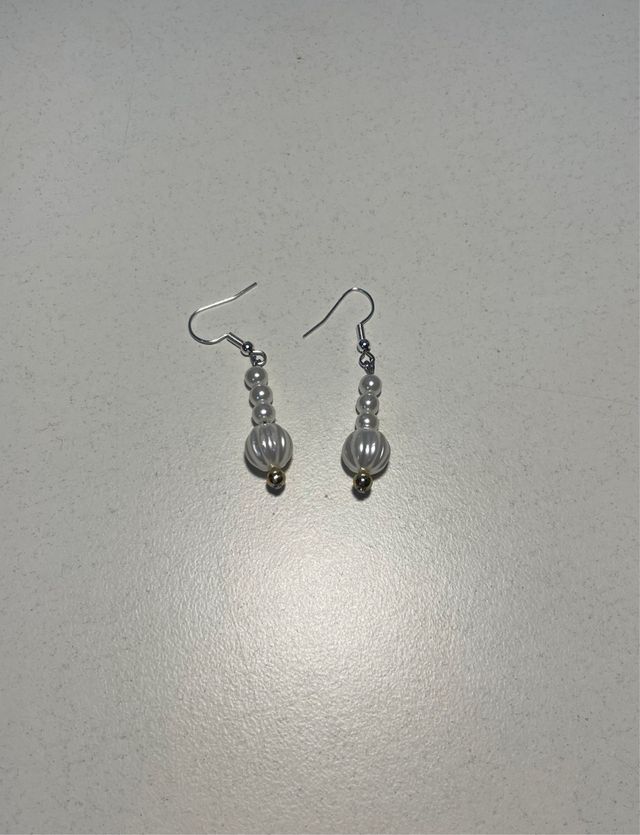 Orecchini pendenti con perle