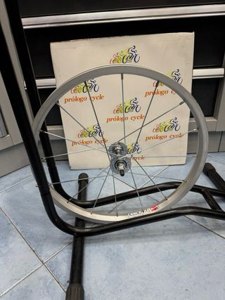 Rueda 18” tuercas delantera