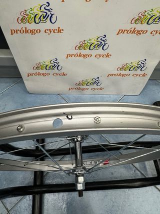 Rueda 18” tuercas delantera