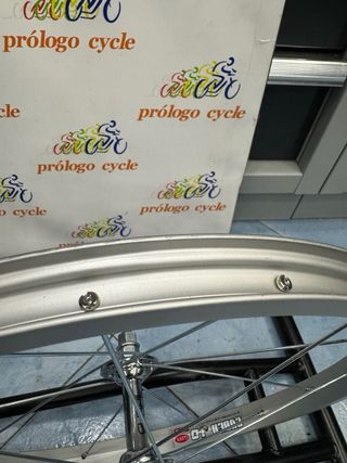 Rueda 18” tuercas delantera