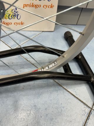 Rueda 18” tuercas delantera