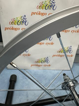 Rueda 18” tuercas delantera