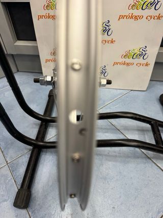 Rueda 18” tuercas delantera