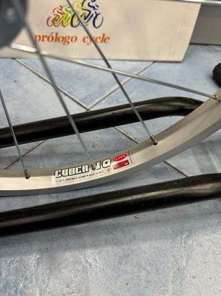 Rueda 18” tuercas delantera