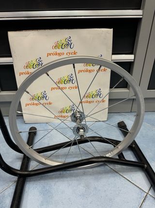 Rueda 18” tuercas delantera