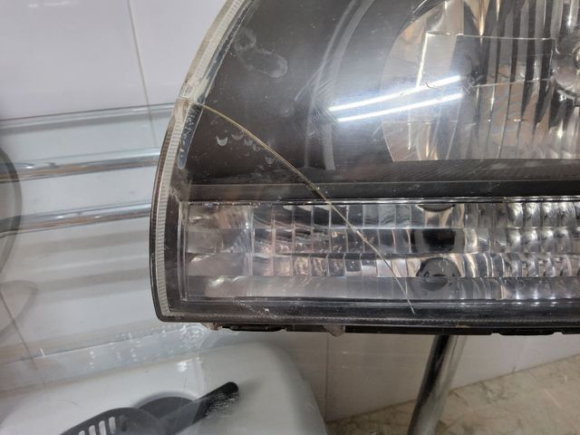 Faro delantero izq, lado conductor