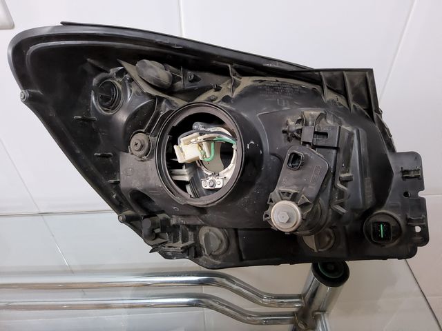 Faro delantero izq, lado conductor