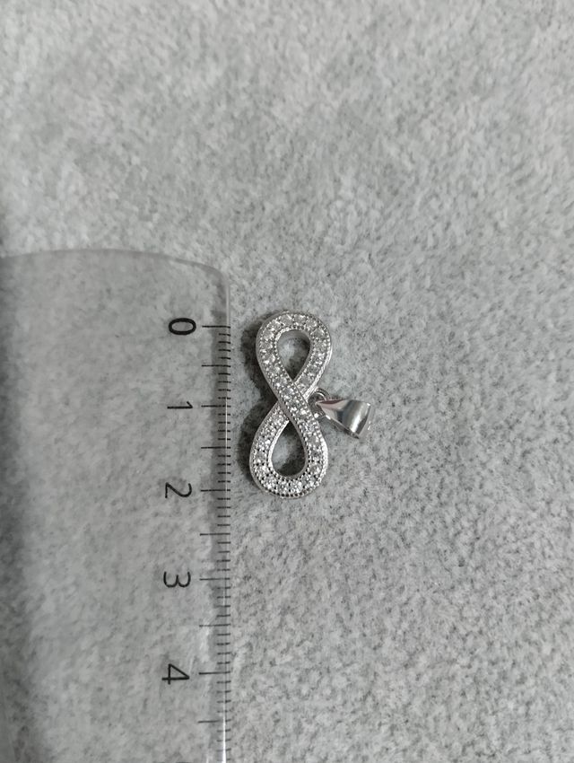 Colgante de plata de ley con circonitas.